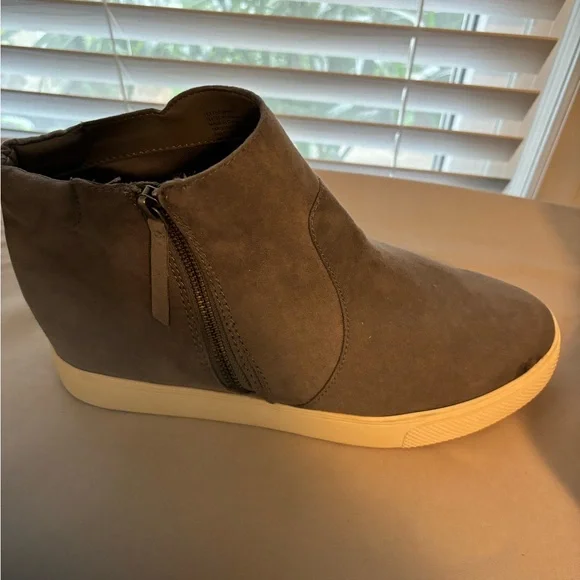 Shoes - Picture 5 of 5